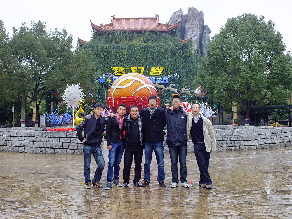 芭乐视频下载黄版横店影视基地留影
